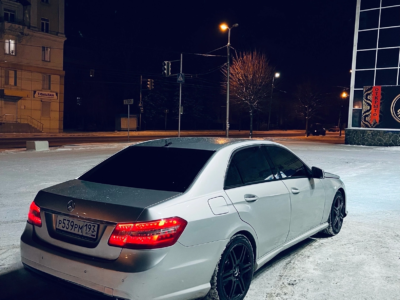 Продам автомобиль Mercedes Benz Е212